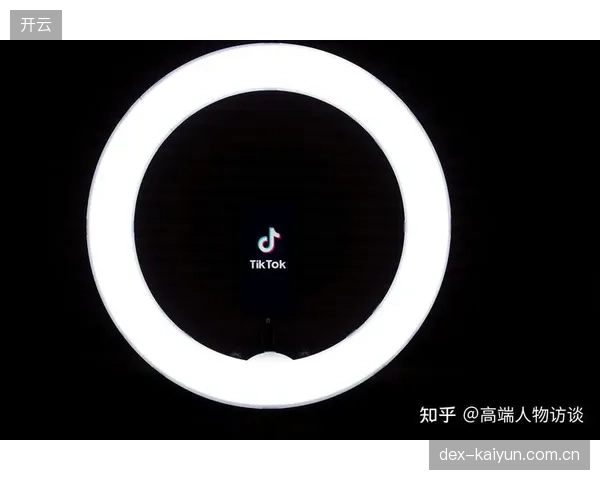 迪亚斯的TikTok舞蹈挑战吸引用户模仿，球队利用球星IP撬动年轻消费市场。